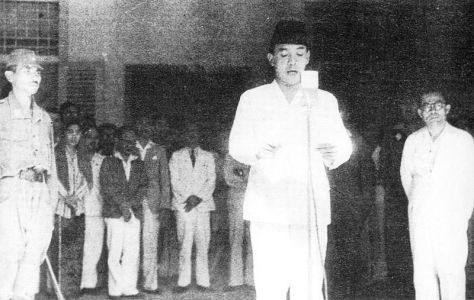The original Soekarno reading the proclamation text.